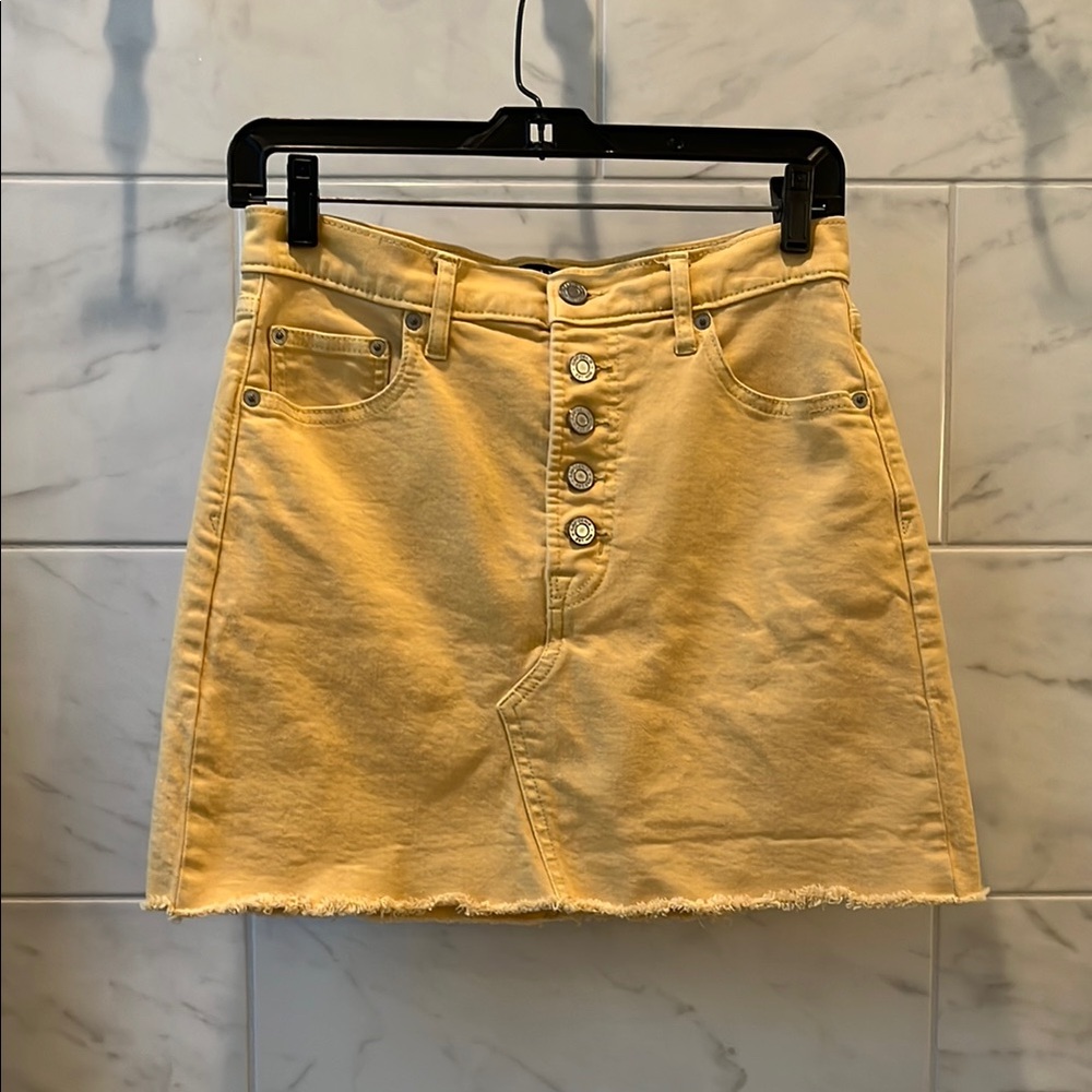 Chic Yellow Denim Skirt with Frayed Hem